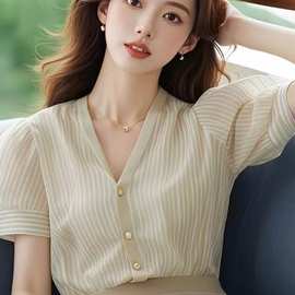 时尚气质绝美杏色条纹V领短袖衬衫女夏季款别致百搭通勤遮肉上衣