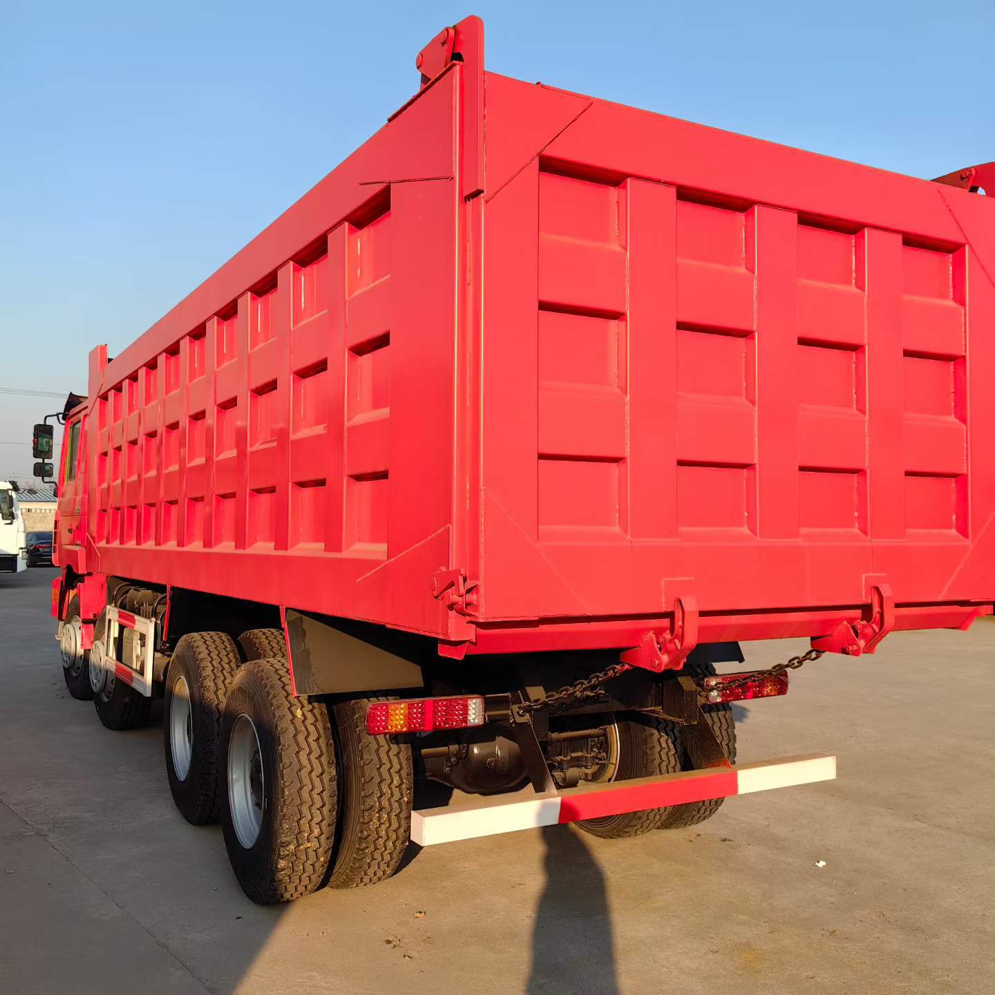 Export model: Shaanqi Delong 8x4 dump truck, 380 horsepower, oil pump, rear eight-wheel mining engineering vehicle, rear-tipping truck