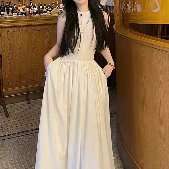 Yi Mengling's Cos-Style Design Long Dress with a Slim Fit and Large Hem, Fashionable and Elegant Slimming Dress with a Large Hem