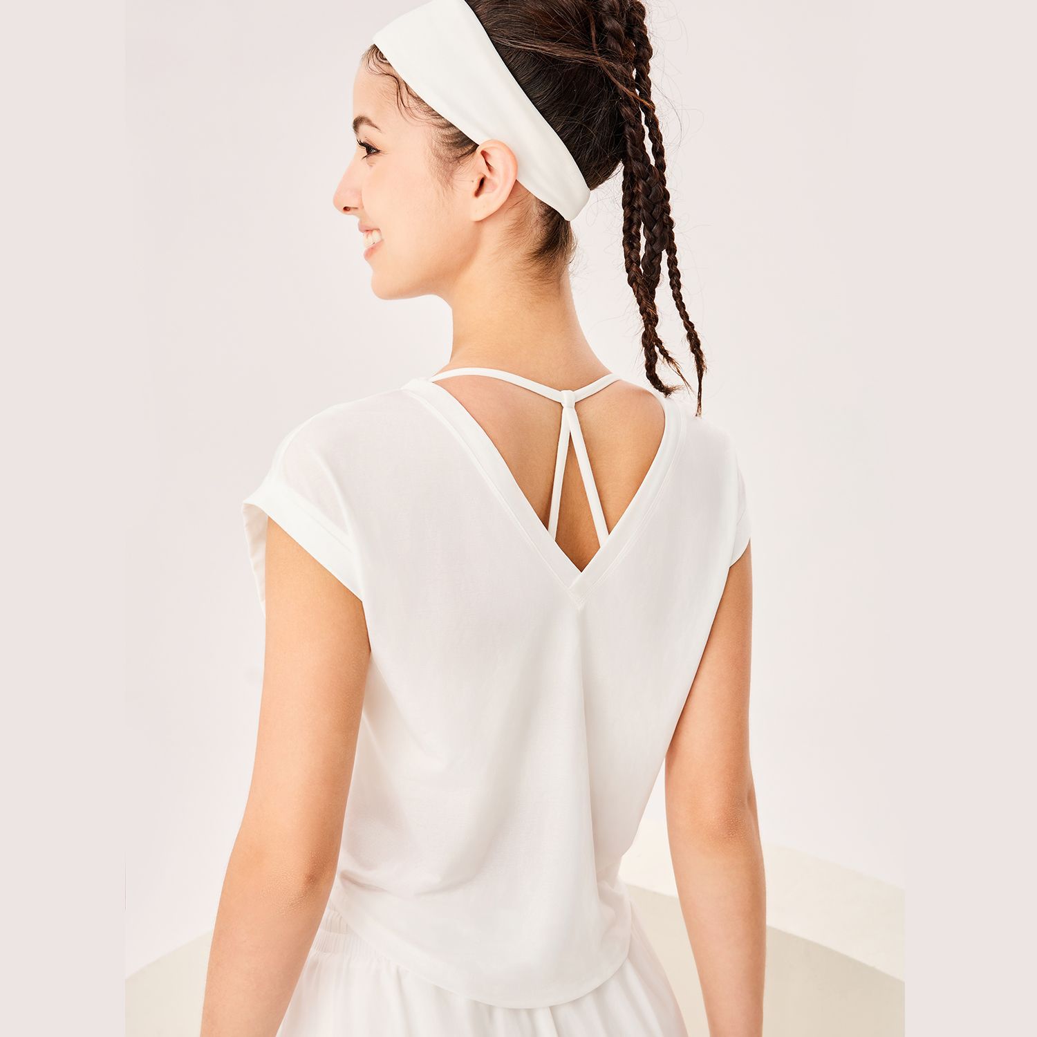 Nueva camiseta ultrafina transpirable de manga corta deportiva con cuello en V de color sólido, moda informal suelta, ropa de yoga de secado rápido para mujeres