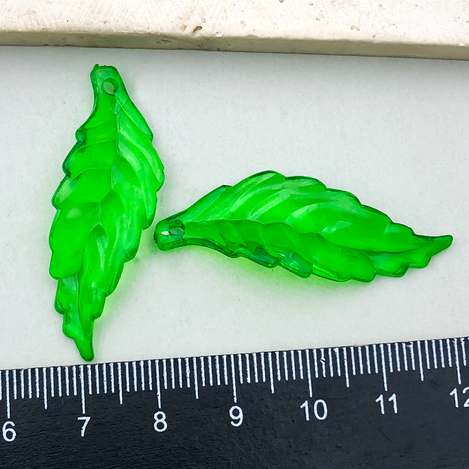 Simulación perforada chapada en color hoja de arce hoja verde hoja de uva accesorios de acrílico transparente hecho a mano pulsera decorativa de bricolaje cuentas