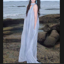 法式蓝色V领挂脖连衣裙女夏季清冷感海边度假风显瘦无袖薄纱长裙