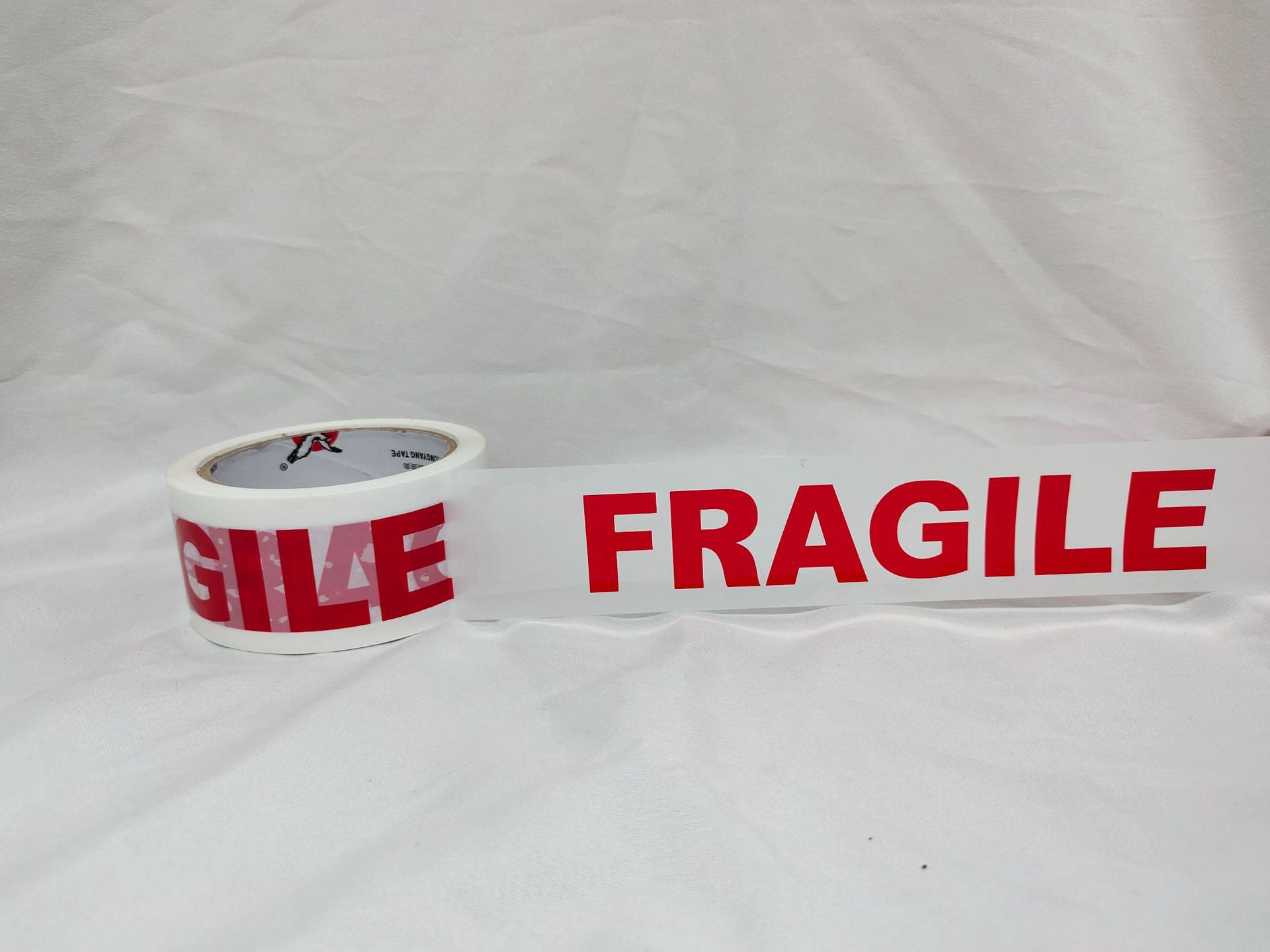 48mm * 66m * letra roja sobre fondo blanco