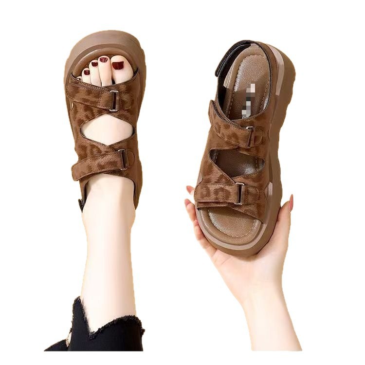 2026 verano nuevo velcro sandálias de playa para mujeres con correa cruzada.