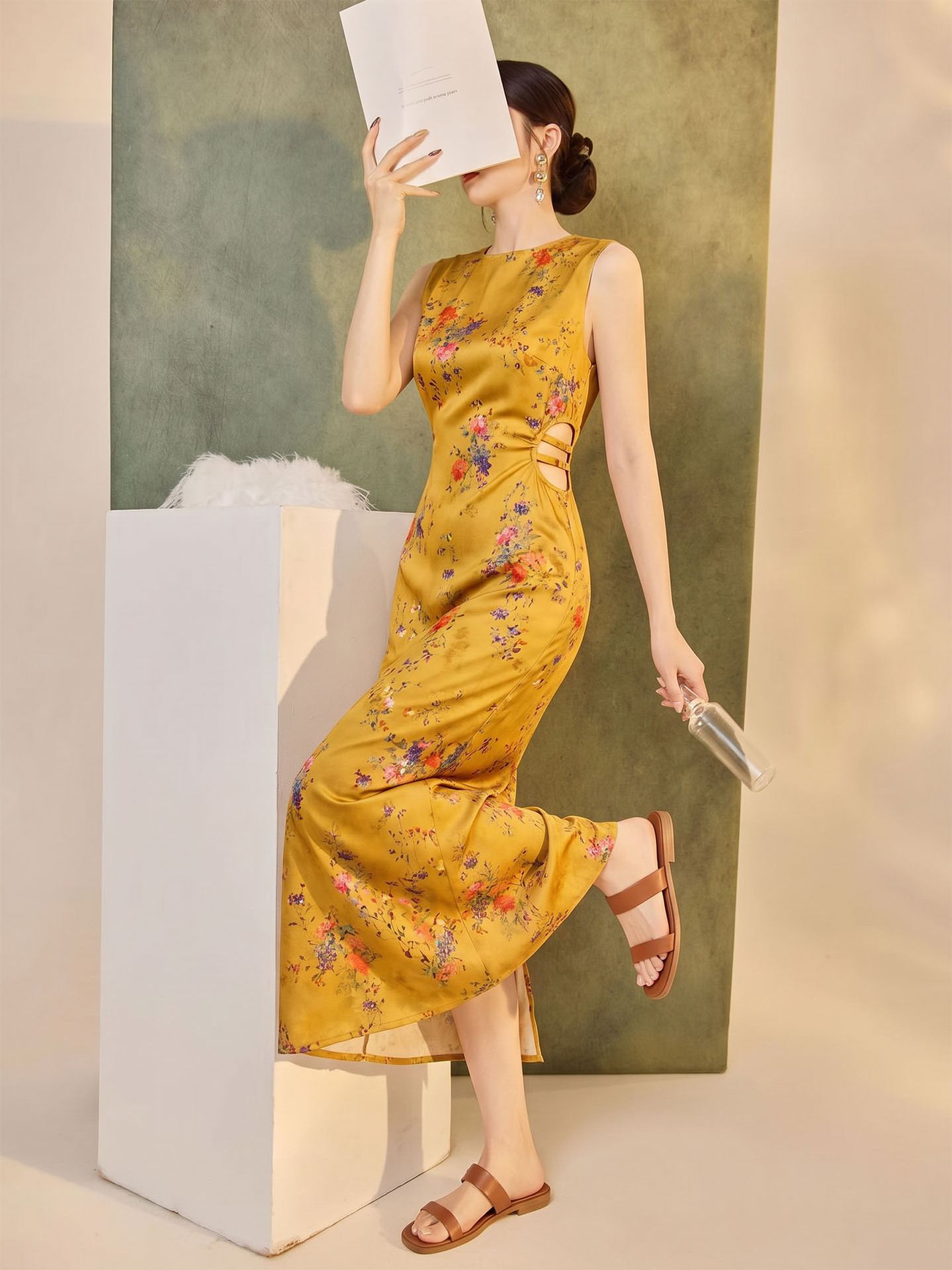 Sườn xám satin in hoa thắt lưng mạ vàng chạm rỗng — màu vàng