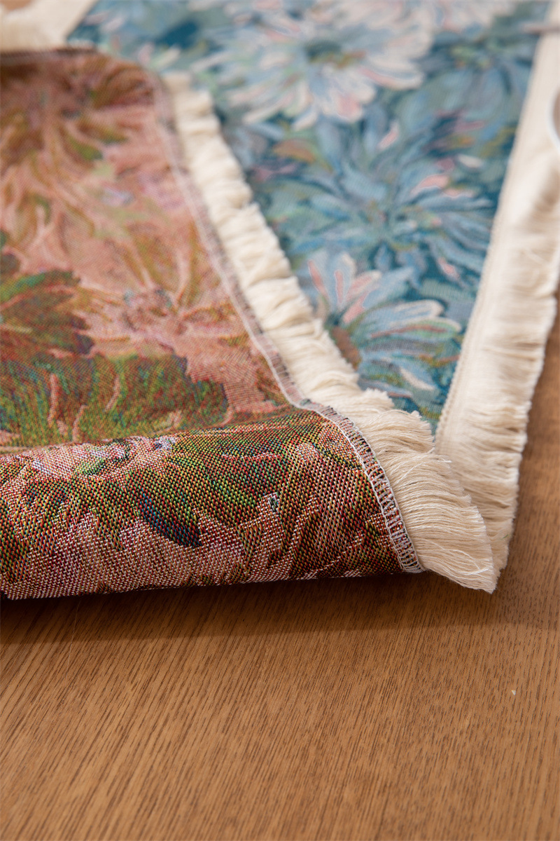Chemin de table jacquard avec motif marguerites et pompons déco_voghion.com
