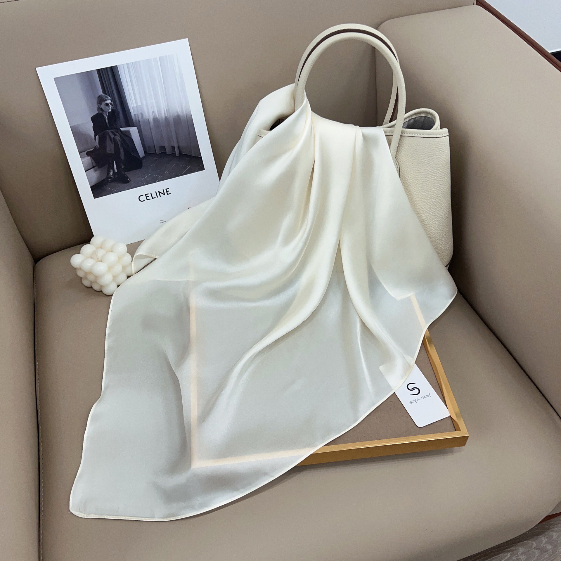 Color sólido pequeña bufanda cuadrada estilo coreano liso de las mujeres simple todo partido primavera y verano Banco Profesional azafata pequeña bufanda Venta caliente