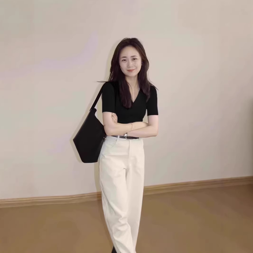 Áo thun polo nữ cổ V tay ngắn form chuẩn — đen chi tiết 3