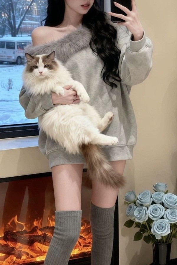 Korean-style relaxed, fluffy, off-shoulder sweatshirt with fur collar, new autumn/winter 2026 style, fleece-lined, niche long-sleeved top.