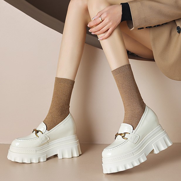 Giày loafer nữ mũi tròn đế xuồng platform tăng chiều cao, khóa kim loại — màu be, màu đen