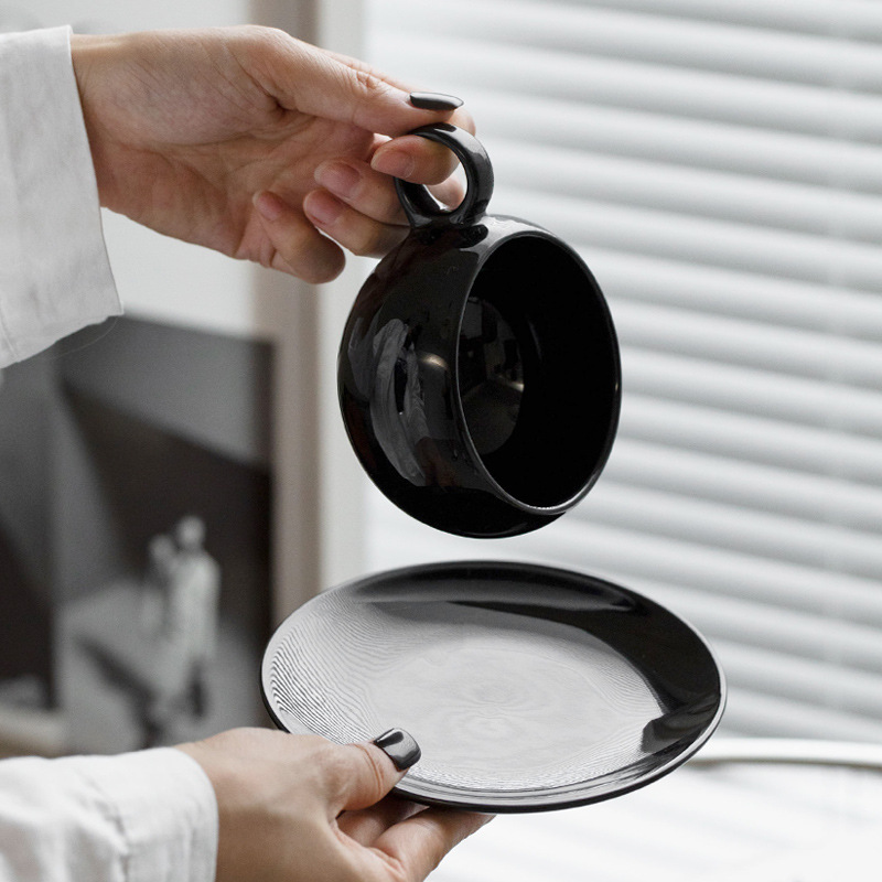Hogar estilo retro medieval taza de café de cerámica pareja hombres y mujeres taza taza taza taza de leche juego de platillo negro