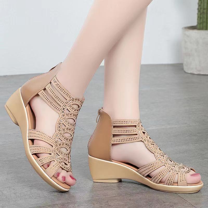 Sandalias romanas de cuero suave para mujer, nuevo estilo de verano 22 zapatos de madre de suela blanda, sandalias de mujer de uso exterior de moda, zapatos de mujer antideslizantes de cuña