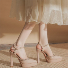 裸色铆钉包头厚底凉鞋女2025年秋季新款漆皮尖头防水台高跟鞋12cm