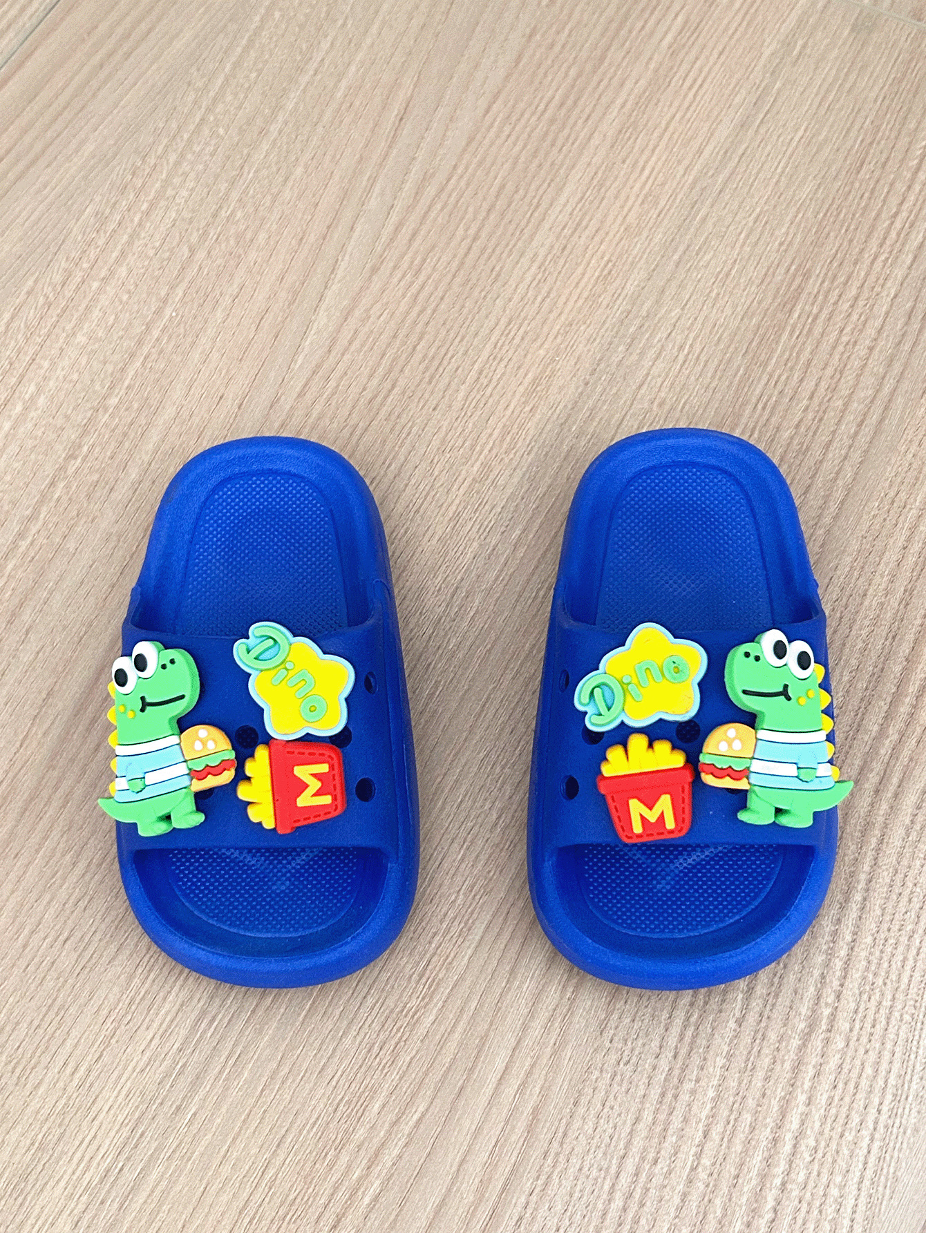2026 E-commerce popular coreano zapatillas infantiles de alta calidad cómodas zapatillas de moda de dibujos animados suaves fábrica al por mayor