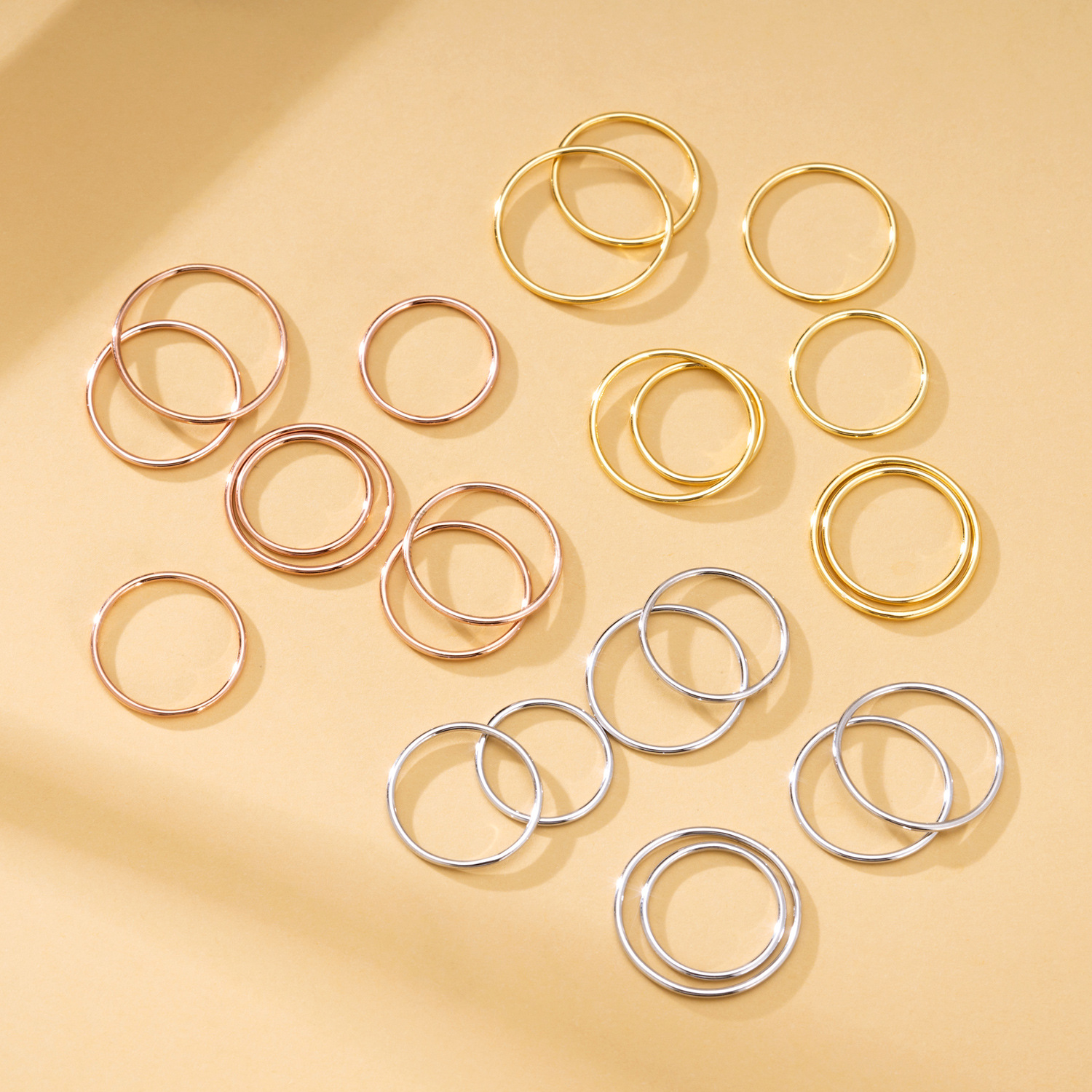 Anelli delicati impilabili bicolore, set di stratificazione in metallo misto di tendenza, fasce sottili minimaliste in oro e argento, simboli di stelle iniziali incisi, impilabili da 3 a 5 pezzi, moda_voghion.com