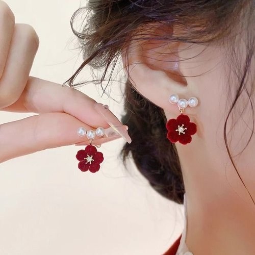 花朵珍珠设计感耳钉女适合冬天的耳环女2024年新款潮耳饰网红