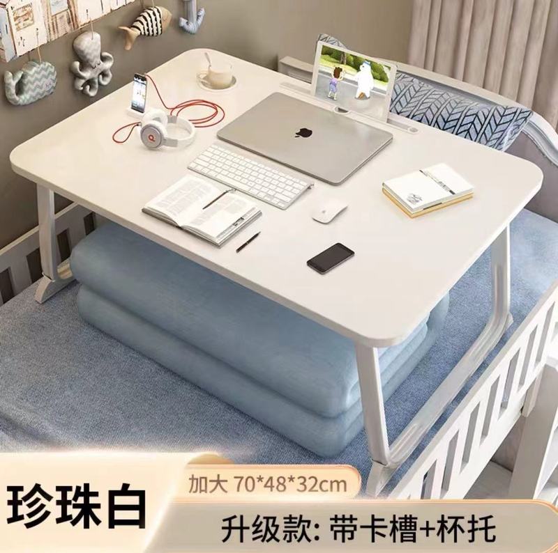 携帯用ベッドの上の小さなテーブルが窓をはねて折りたたみます。|undefined