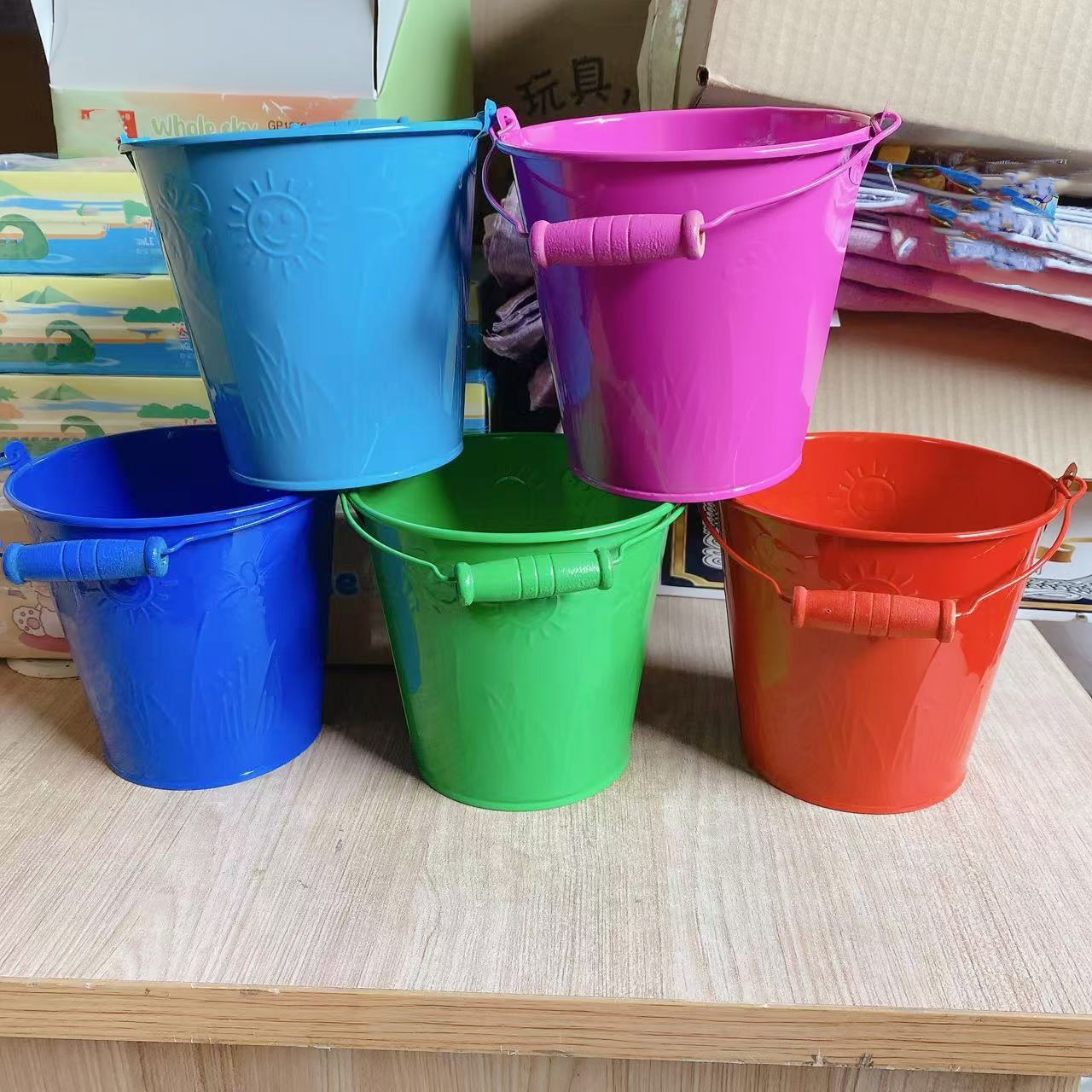 Juguetes de playa para niños barril de hierro jugar arena excavación herramientas de barril de hierro jardinería color caramelo barril al por mayor
