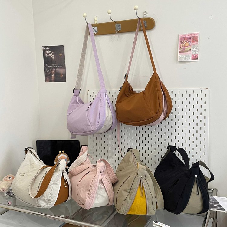 斜挎包男款大容量单肩包女轻便简约饺子包通勤背包运动游泳健身包