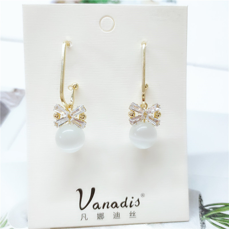 Retro Exquisite Pearl Earrings display picture 7