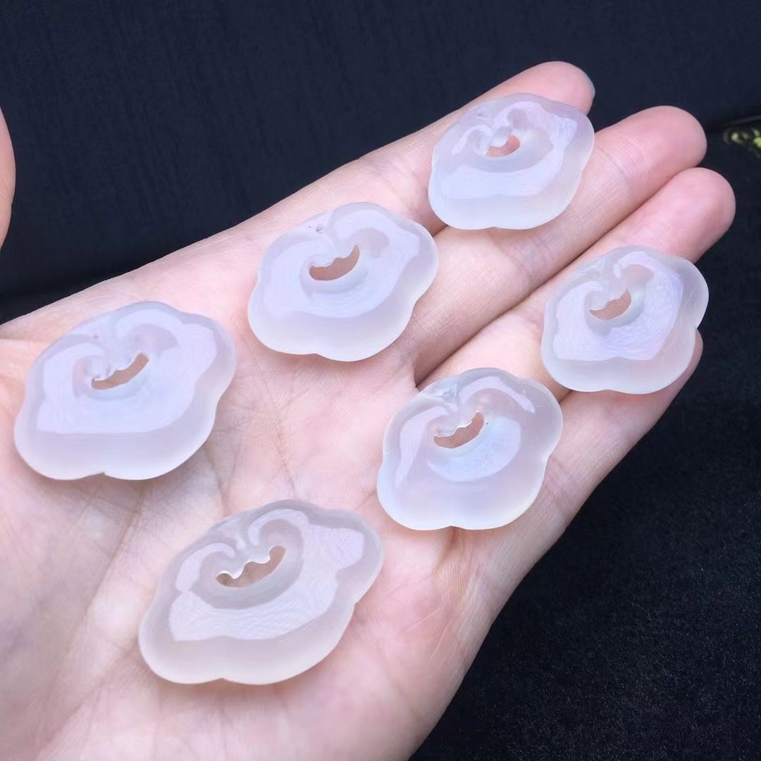 【 】 White agate carved pendant