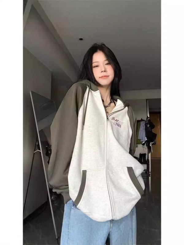 ベルベットは冬のアメリカの高街を厚くして、野球服のジッパーコートの女性のデザイン感が帽子のカーディガンの外についている|undefined