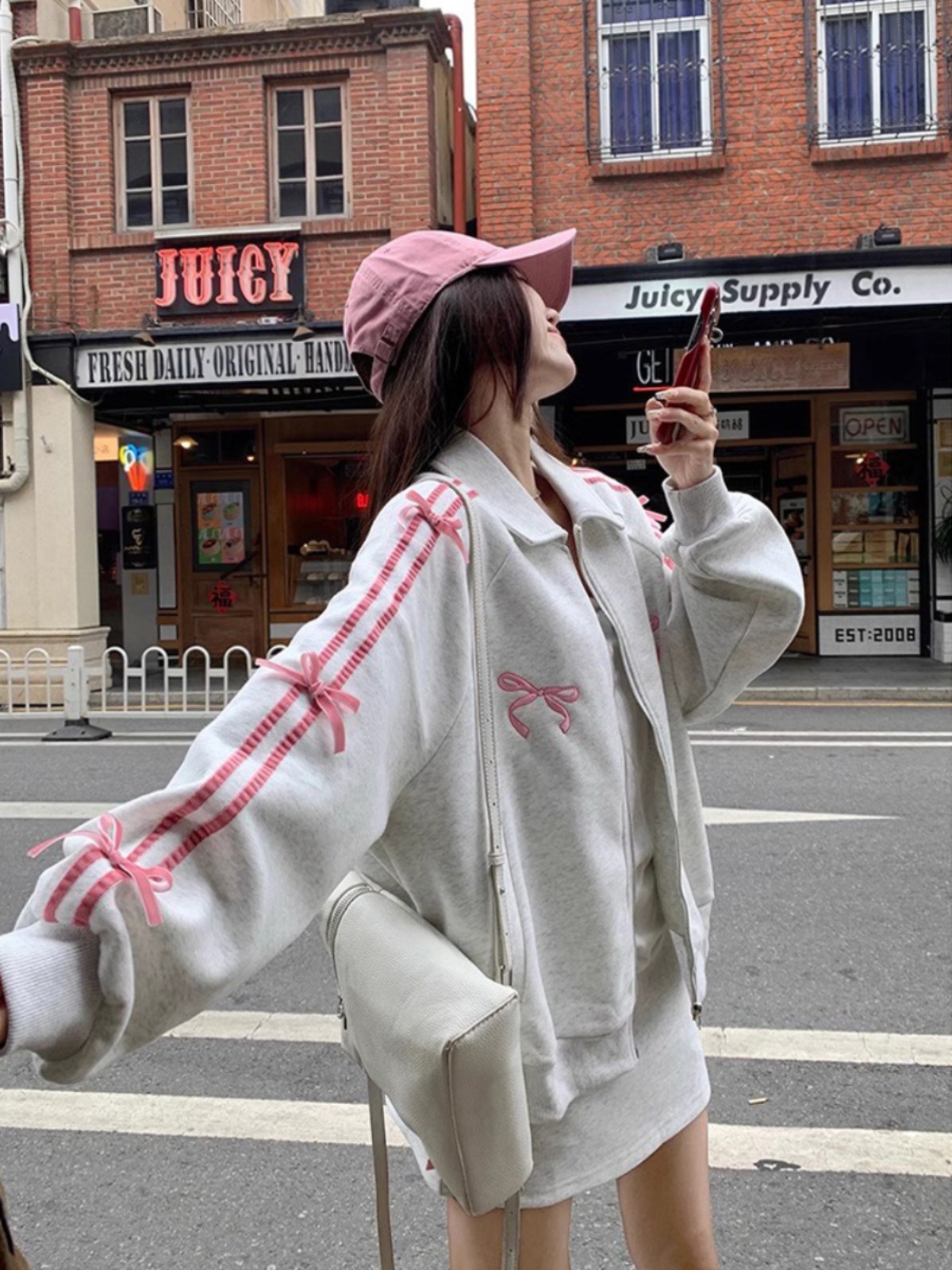 デザイン感のある蝶結びの長袖の上着の女性の春と秋の新型の襟の刺繍のゆったりしている大衆の上着のファッション