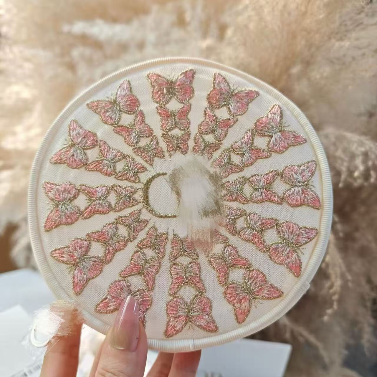 D brand's 2026 new Mother's Day limited edition gift is a French-style butterfly embroidered round makeup bag with a moderate capacity, suitable for gifting