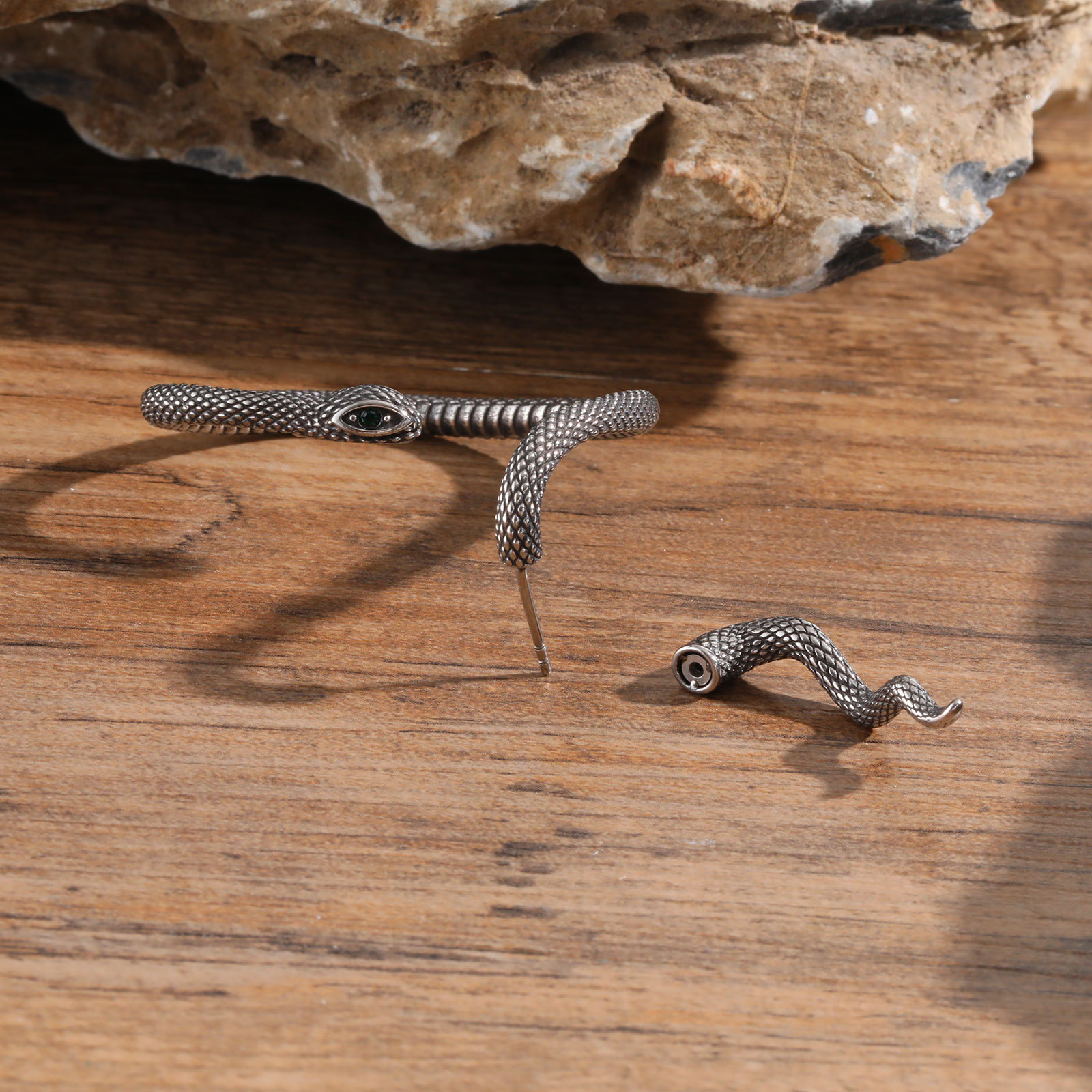 Pendiente hombre serpiente oreja izquierda acero inoxidable_voghion.com