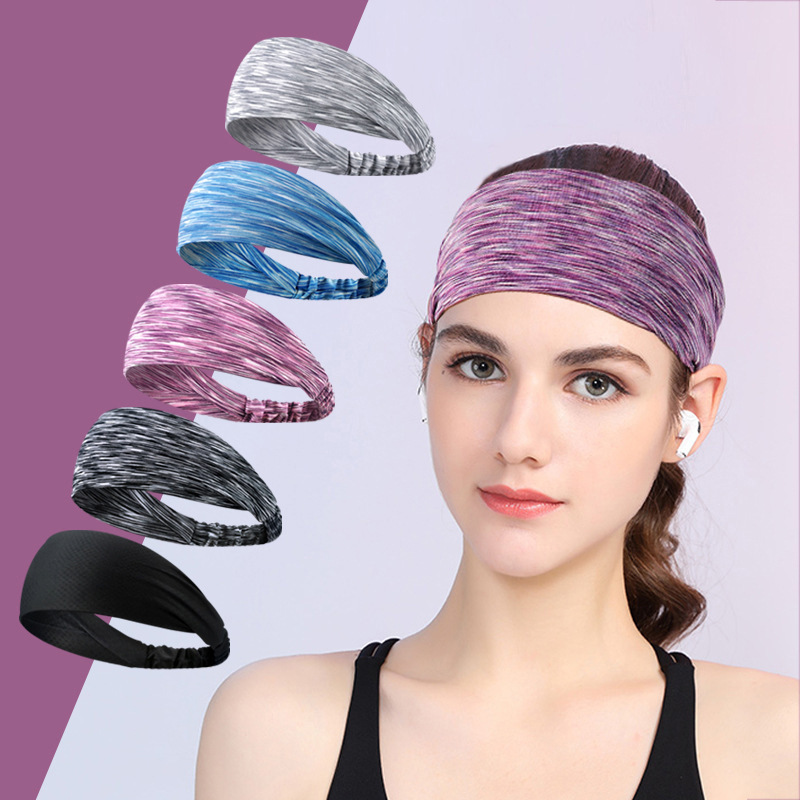 ヘッドはスポーツのヘアバンドをつけています。|undefined