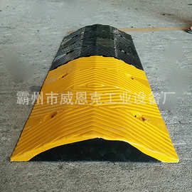 条纹防滑公路橡胶减速带 市政道路限速管控器材