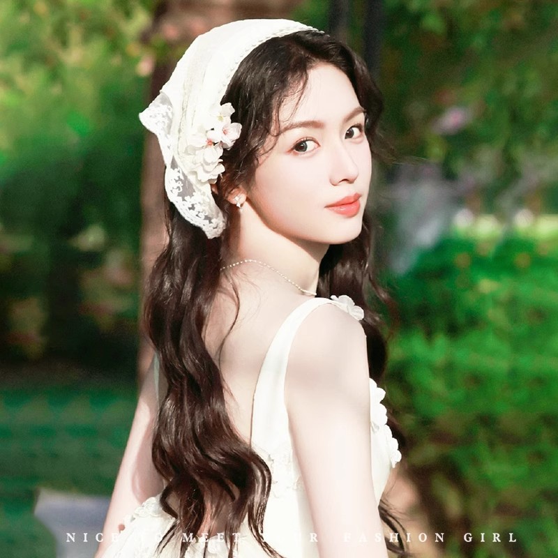 Bandera de encaje blanco en una toalla triangular francesa en una toalla cuadrada sombrero buñuelo pastoral viento semana también el mismo estilo de joyas para el cabello mujeres