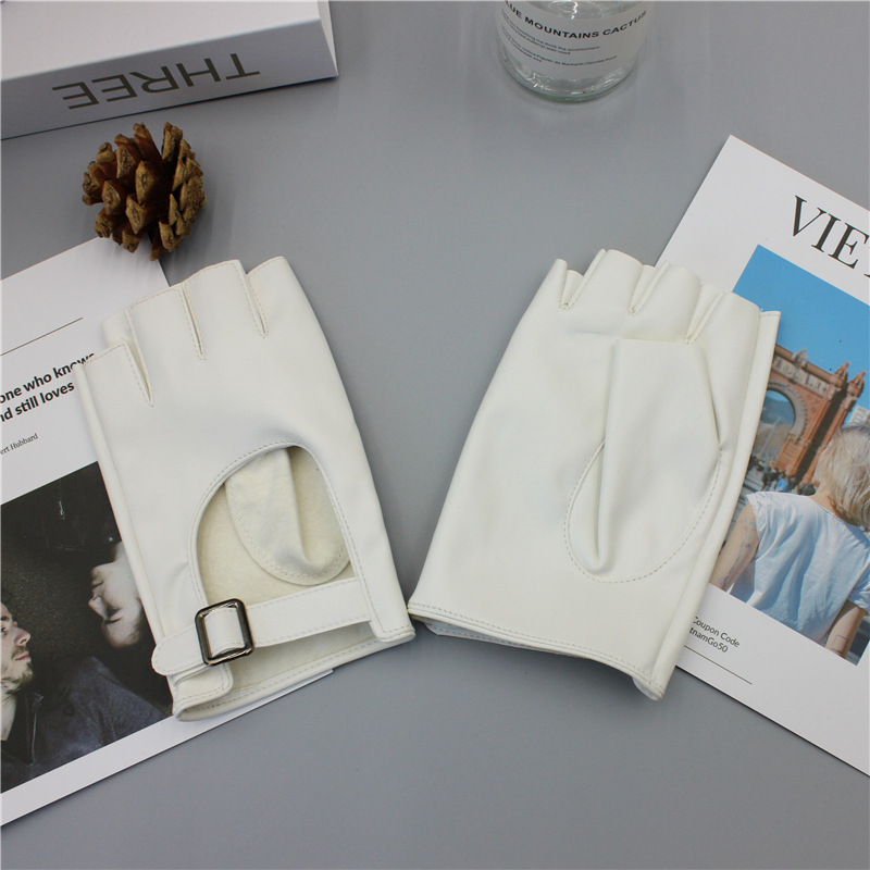 여성 손등 흰색