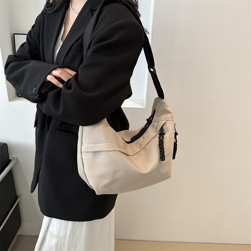 小众设计包包女休闲骑行运动爬山背包新款帆布单肩斜挎饺子包