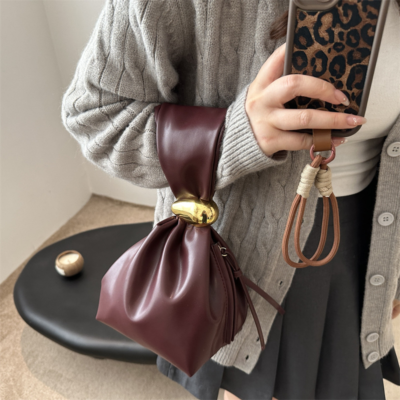 Autumn and Winter 2024 New Vintage Pleated Simple Niche Design Foreign Style Personality Small Bag Women's Beautiful Bucket Bag
