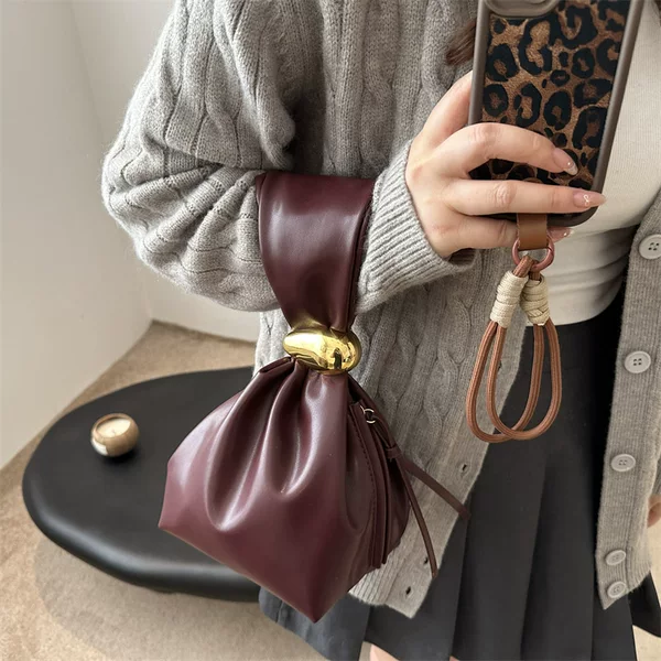 Autumn and Winter 2024 New Vintage Pleated Simple Niche Design Foreign Style Personality Small Bag Women's Beautiful Bucket Bag