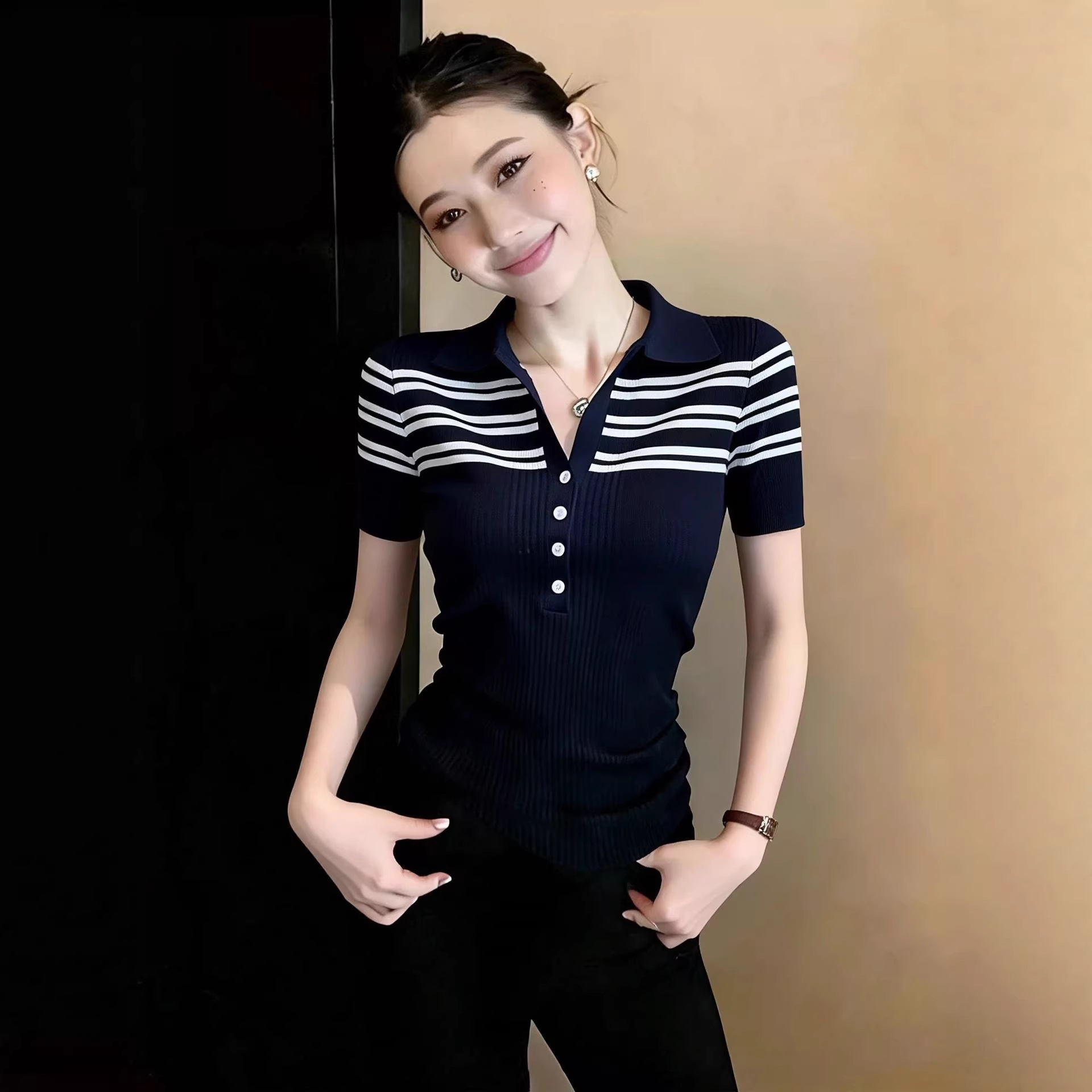 Áo thun nữ cổ tròn sọc kẻ ngang phối màu tay ngắn dáng ngắn — màu đen chi tiết 1