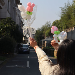 震え音の同じタイプのウサギがバラの風船を振ってバレンタインデーにバラの花を告白するdiy誕生日プレゼント