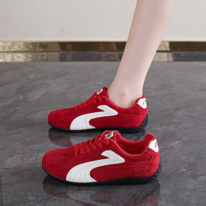 Zapatos de entrenamiento para mujeres verano de 2026 nuevo estilo coreano de tela plana para estudiantes de lazos deportivos zapatos blancos para mujeres en la tendencia