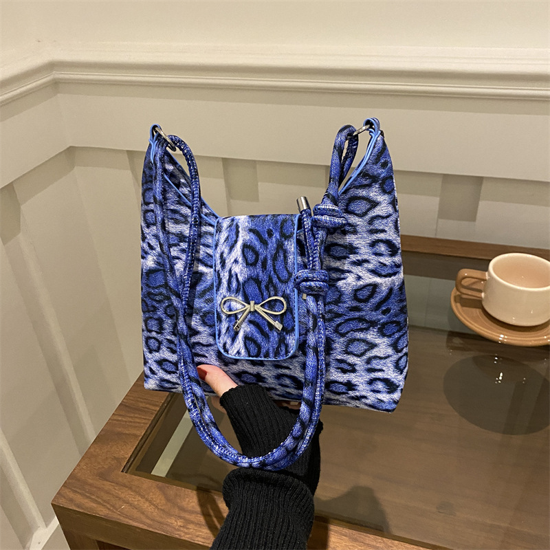 Leopardo arco brazo bolso para mujeres 2024 otoño nuevo nicho de diseño simple bolso de hombro exterior