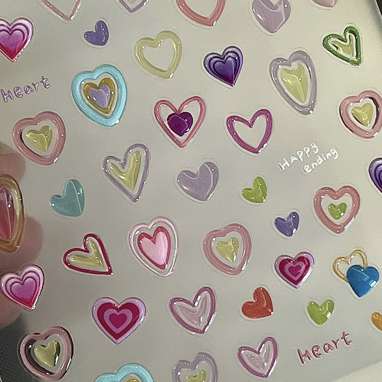 Маленькая красная книга с той же красочной любовной наклейкой для ногтей