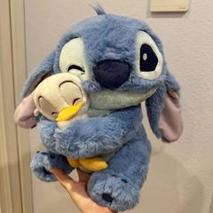 日本の抱っこアヒルの史迪奇星間のぬいぐるみの親友のバレンタインデーのプレゼントの誕生日の大きいサイズの史迪奇公仔