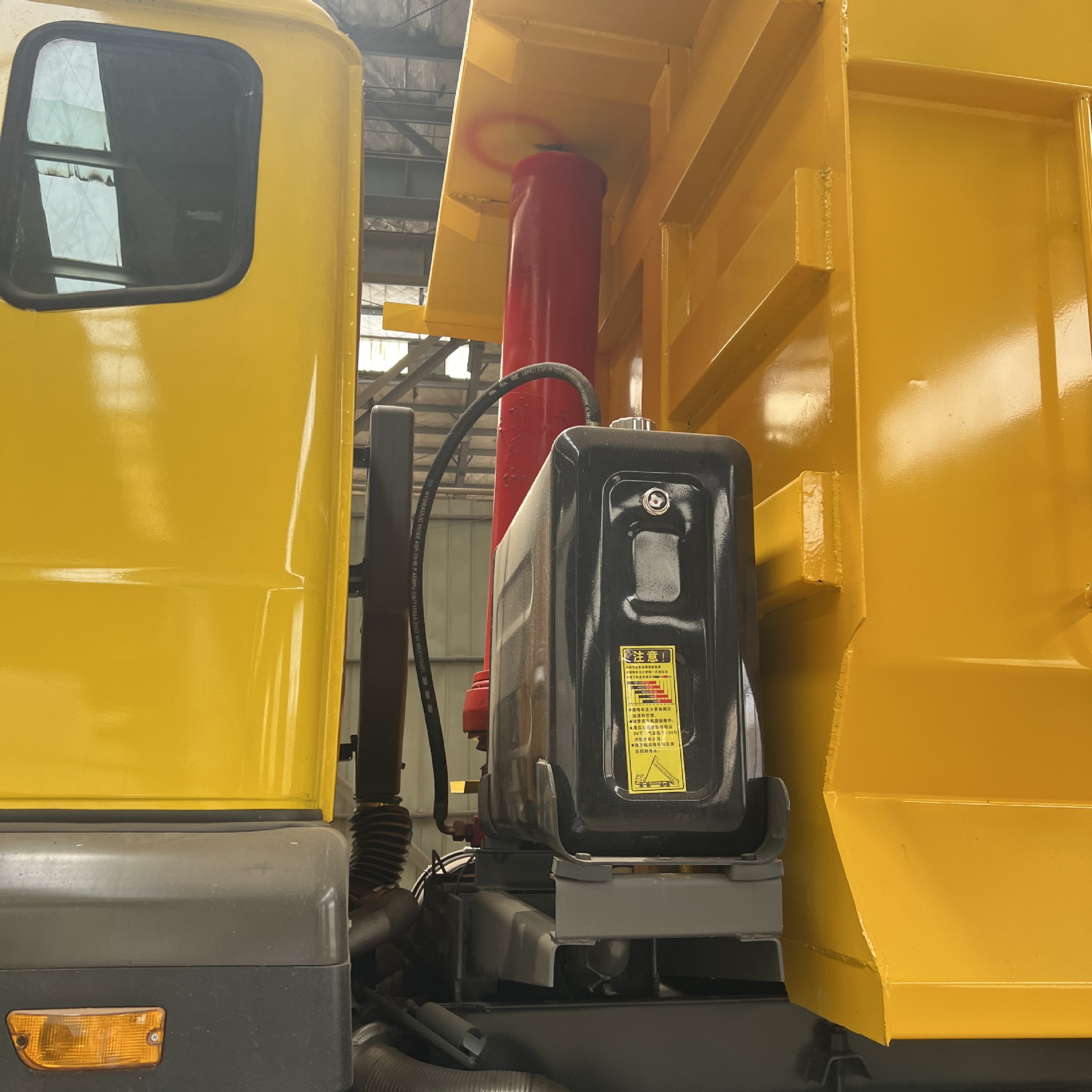 Exported to Africa and Central Asia: Sinotruk Howo Nx8X4 Dump Truck, 10-Wheel Earthmoving Dump Truck, Front Four Rear Eight