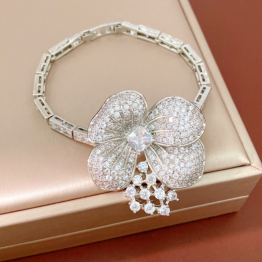 Collar de gota de flores de piedra ligeramente lujoso nicho cerradura palacio estilo sofisticado conjunto de joyería de alto nivel al por mayor