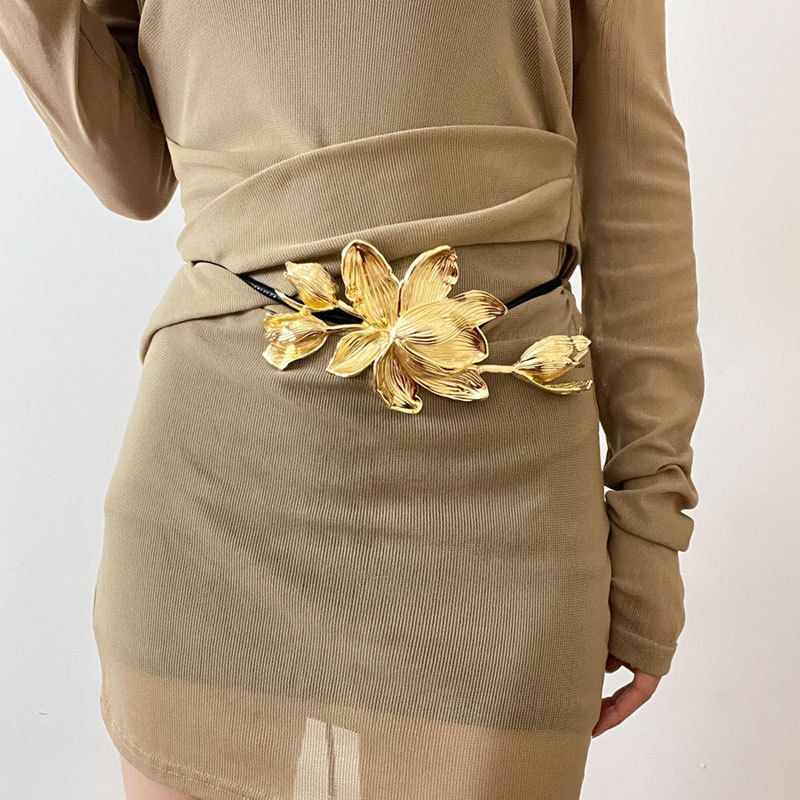 Zara Gold Floral Women\'s Belt Gold and black metal flower belt #zara | Depop main image 2