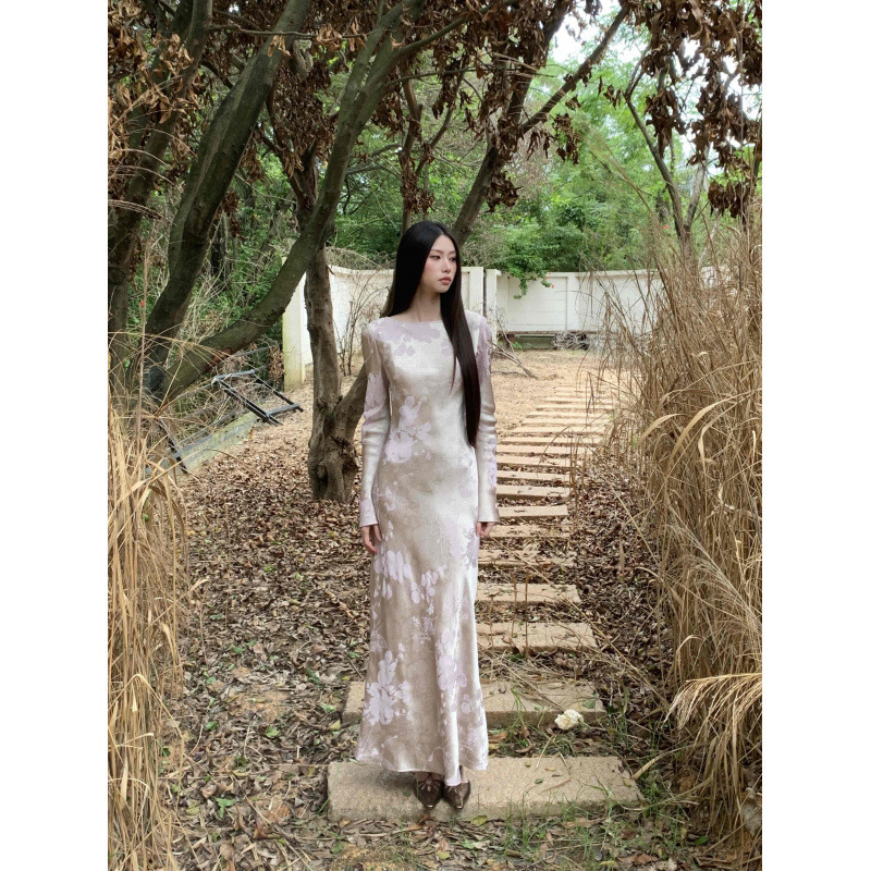 New Chinese-style jacquard satin dress, round neckline, long sleeves, slim fit, fishtail hem, light purple floral print, elegant and cool long gown New Chinese-style jacquard satin dress, round neckline, long sleeves, slim fit, fishtail hem, light purple floral print, elegant and cool long gown