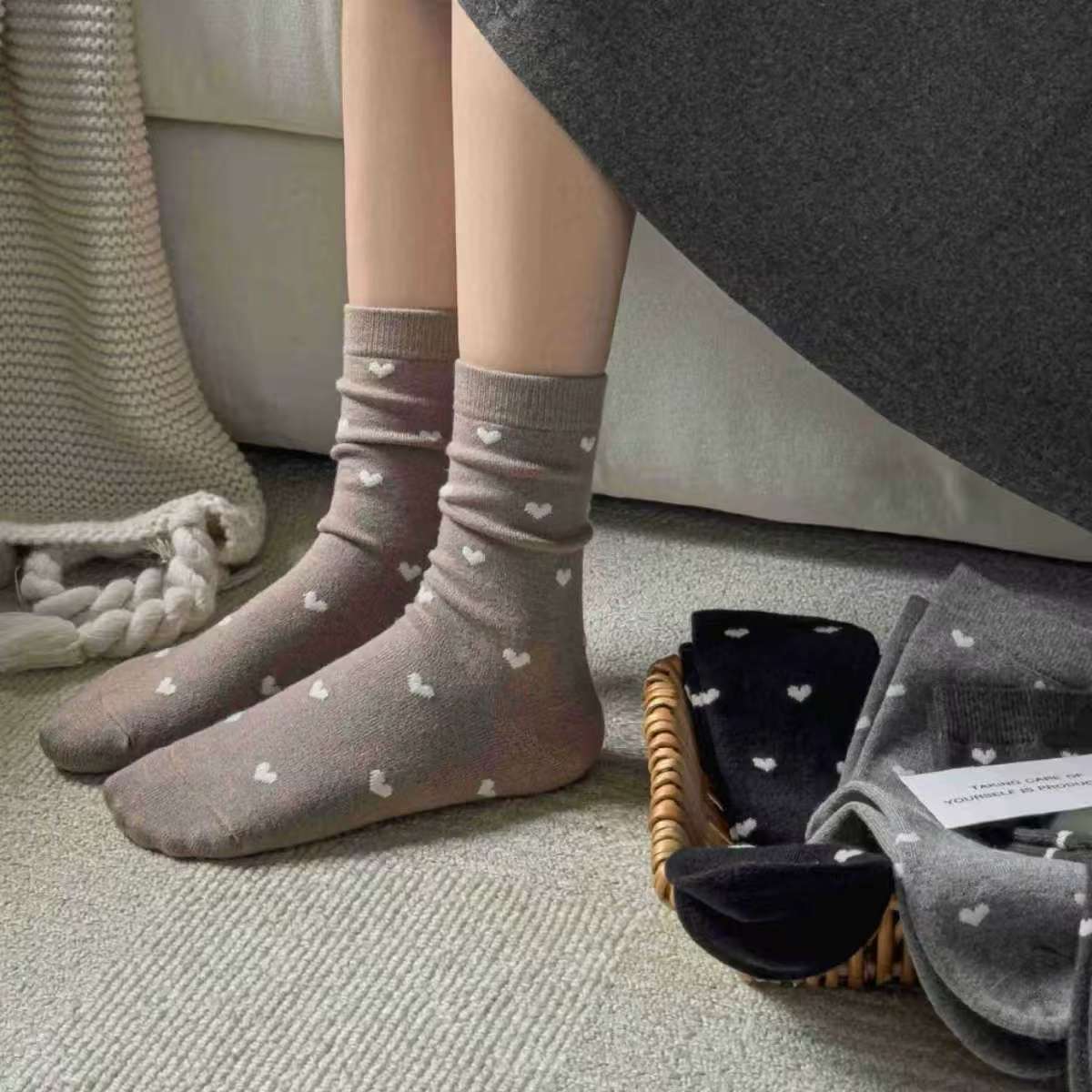 2025 nuevos calcetines de primavera y otoño retro punto de onda pequeño amor de color sólido calcetines simples versátiles calcetines de mujer
