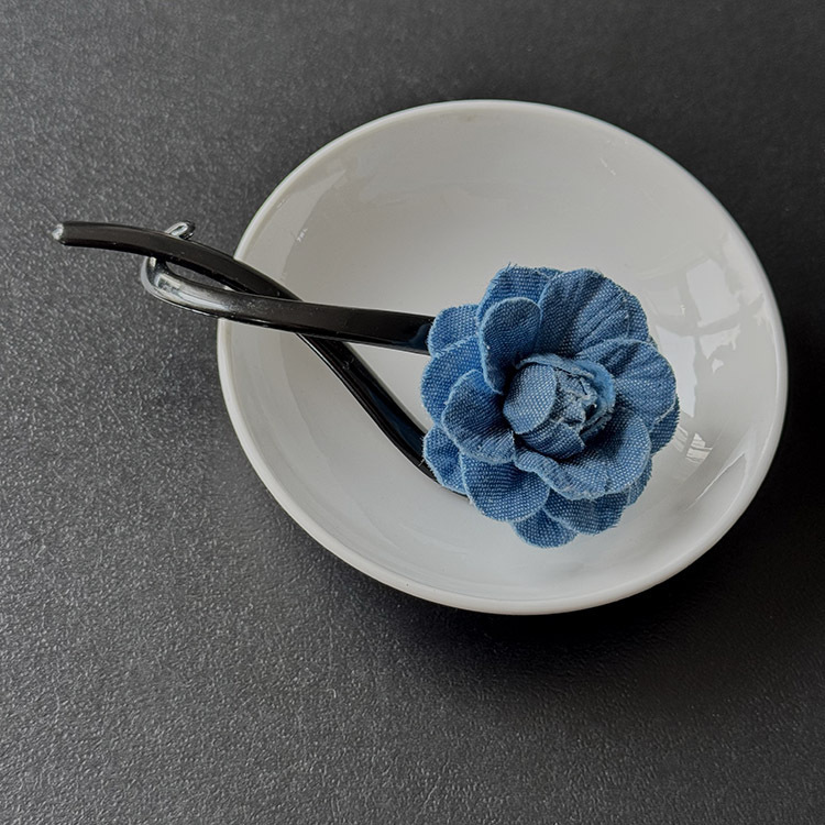 데님 라이트 블루 카멜리아 트위스트 클립