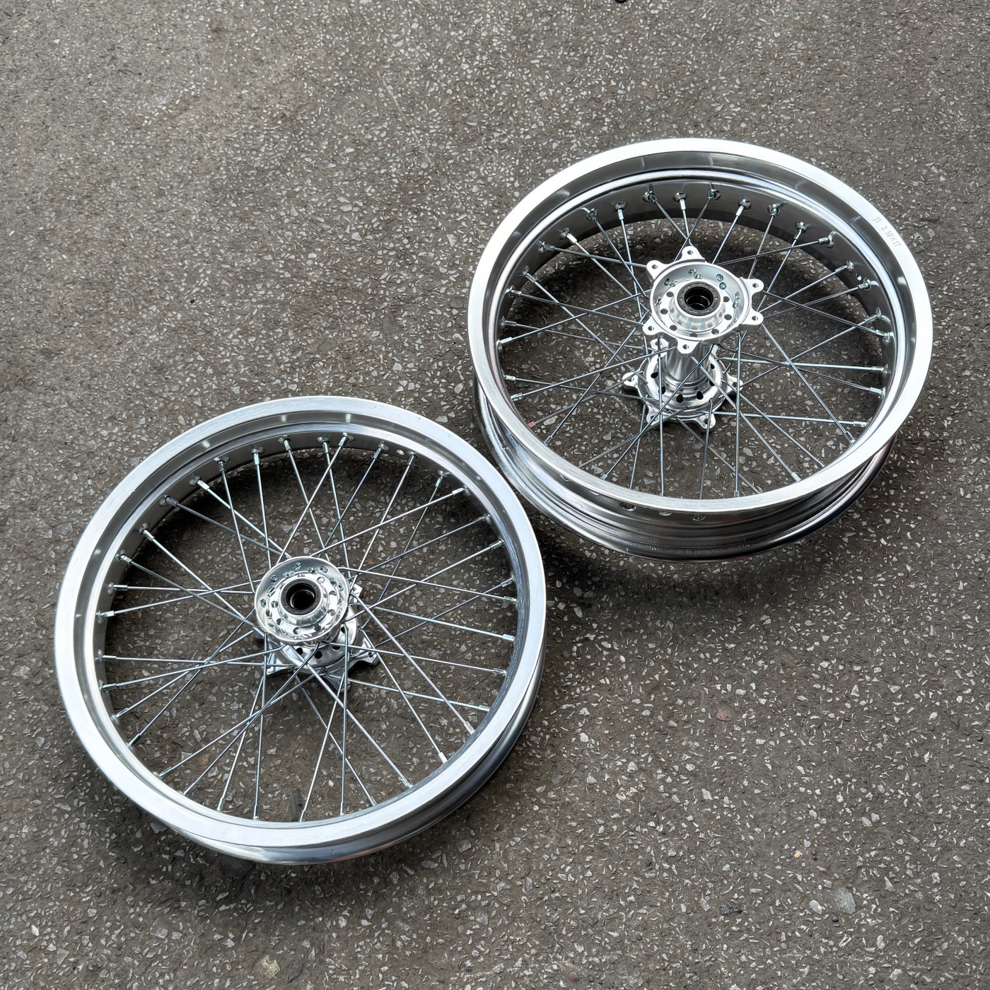 Suitable for QiuLongJiFeng front wheel set 2.50-17 and rear 3.50-17 aluminum alloy wheel hub assembly, silver widened rims