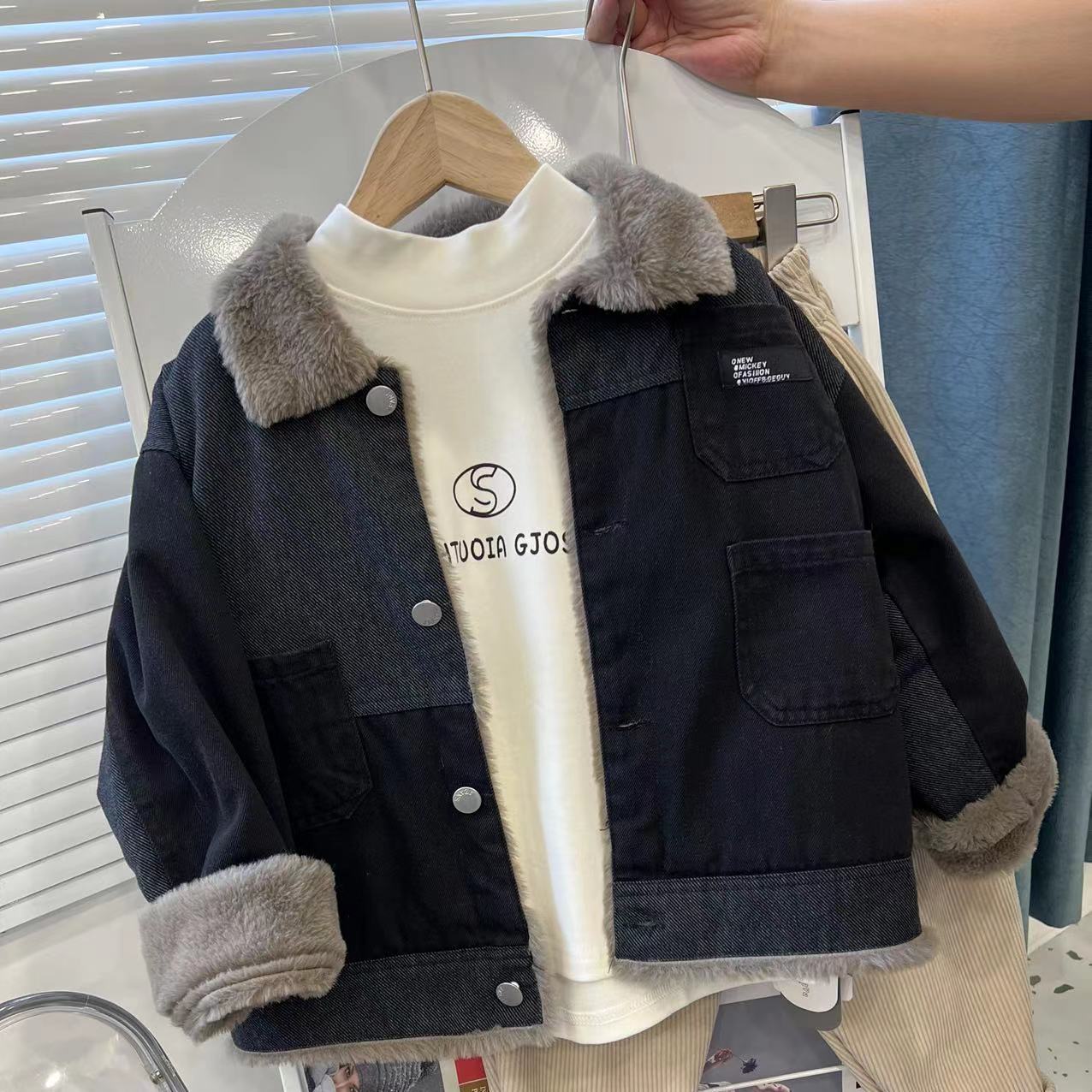 เสื้อโค้ทเด็กผู้ชายรุ่นใหม่ปี 2025 เสื้อโค้ทเด็กแฟชั่นเท่ห์ ๆ สำหรับฤดูหนาว เสื้อผ้าฤดูหนาวสำหรับเด็กเล็ก แบบบุขนหนาพิเศษ ทำจากผ้ายีนส์